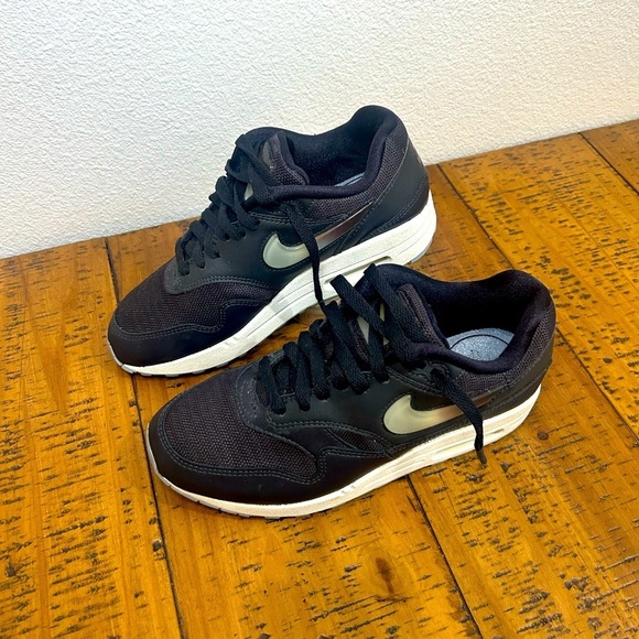 Nike Black and White Athletic Shoes - Picture 1 of 1